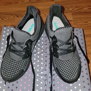 NEW NWT Apex Womens Black and White Knit Sneakers Sz 11M